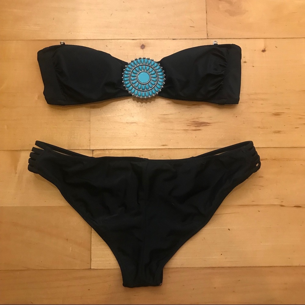 Black VS bikini